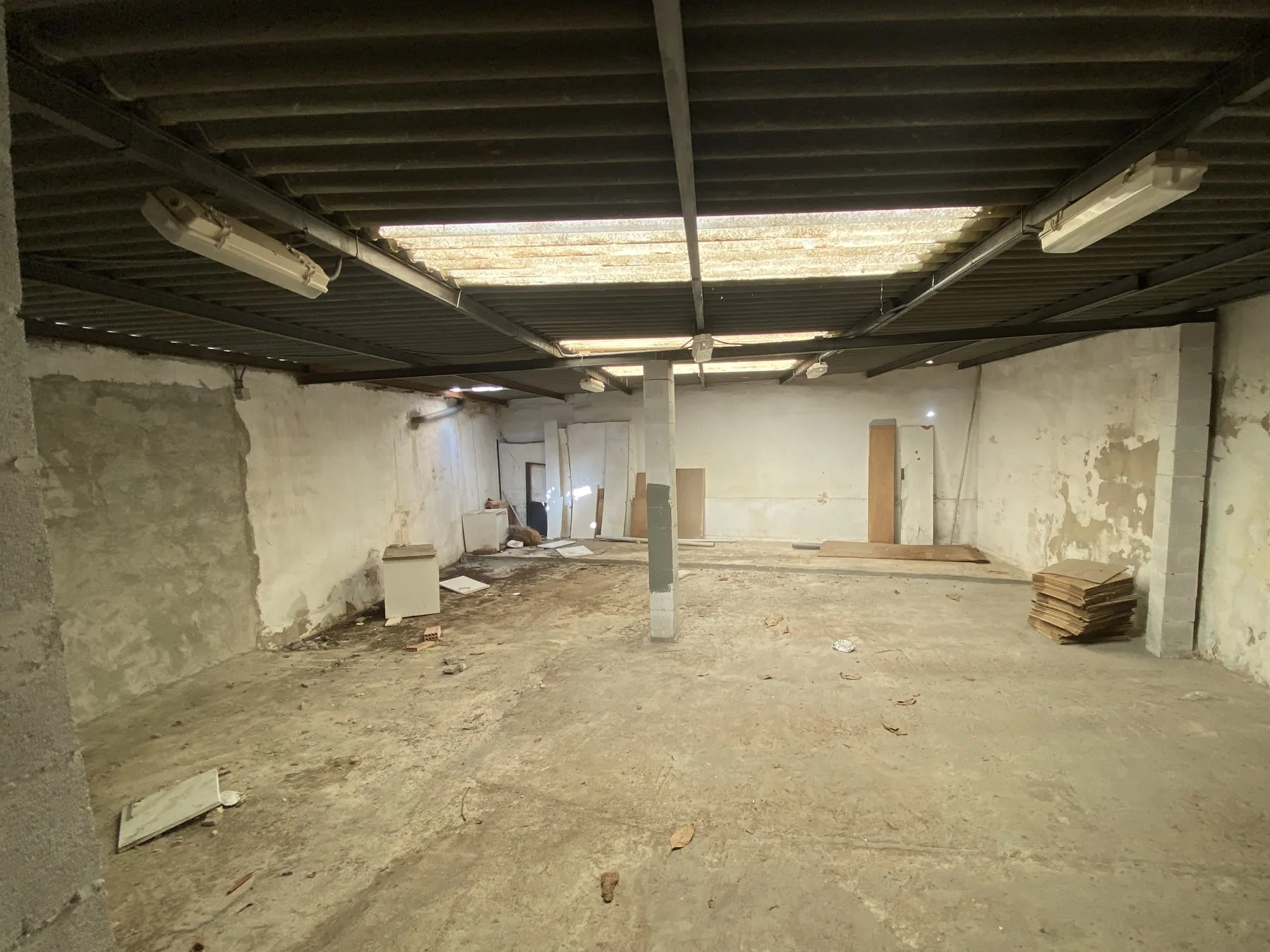 Weitgehend leerer Innenraum vor der Sanierung