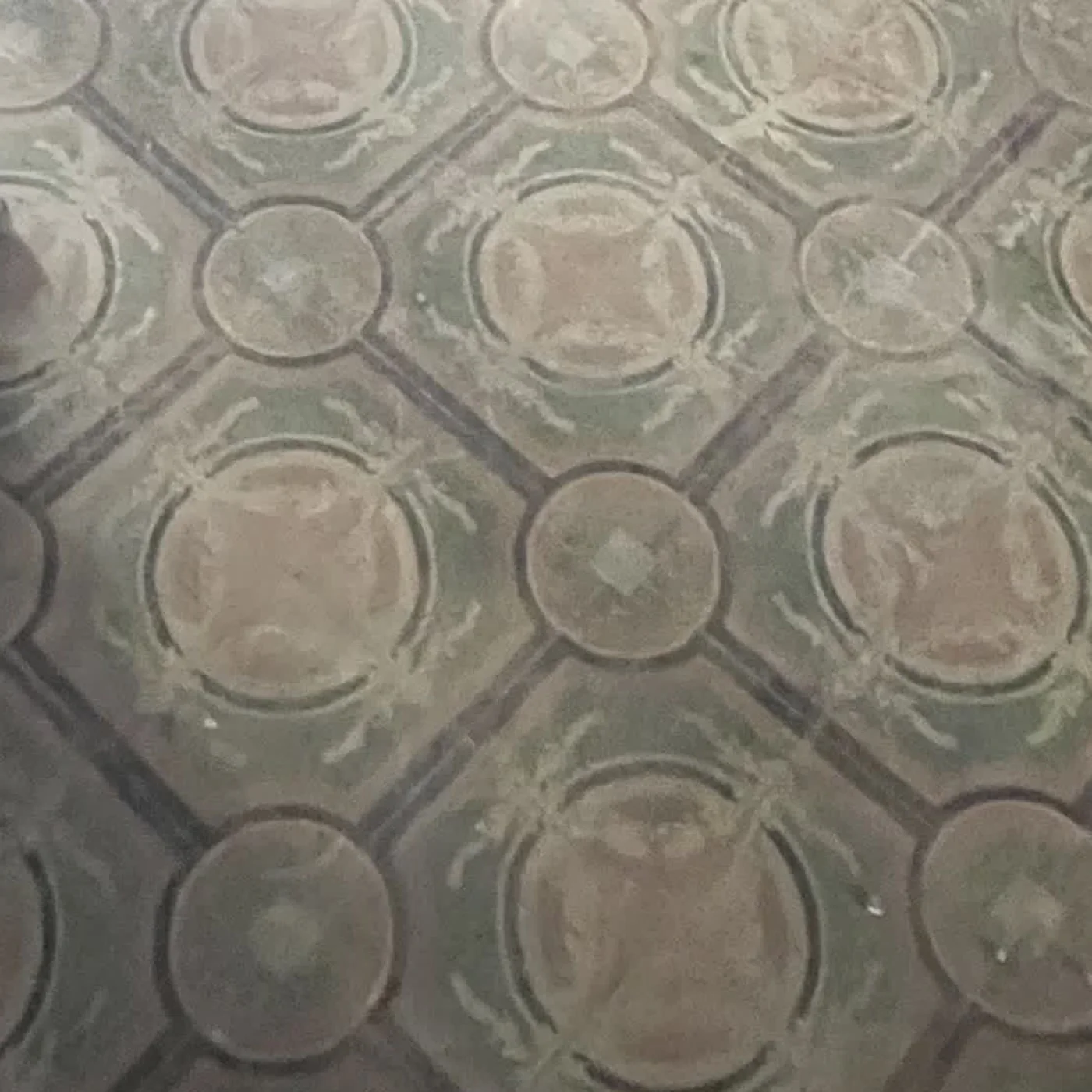 Detail der historischen ornamentierten Bodenfliesen